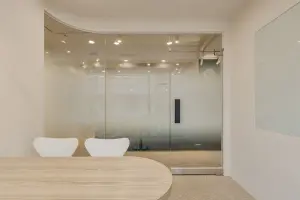 곡선 유리벽이 돋보이는 모던 회의실